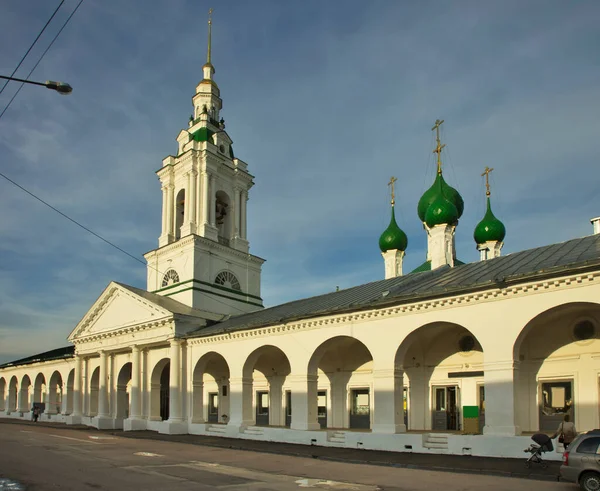 Κόκκινες Σειρές Gostinyi Dvor Και Εκκλησία Του Σωτήρα Στις Γραμμές — Φωτογραφία Αρχείου