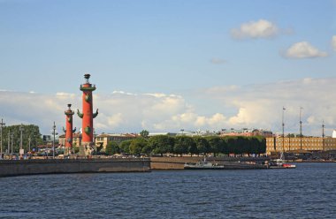 Saint Petersburg 'daki Vasilyevsky (Basil) adasındaki Rostral Sütunları. Rusya