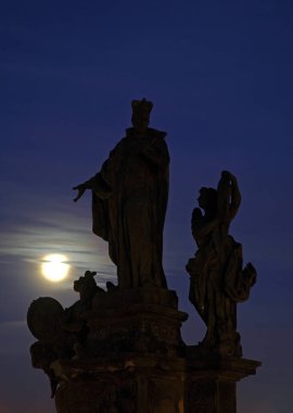 Prag 'daki Charles Köprüsü' ndeki (Karluv Most) Borgia 'lı Aziz Francis heykeli. Çek Cumhuriyeti