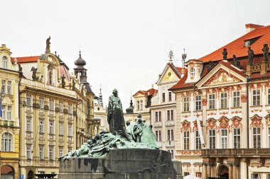Prag 'daki Old Town Meydanı' nda Jan Hus Anıtı. Çek Cumhuriyeti