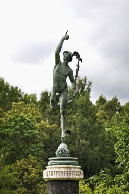 Pavlovsk Sarayı 'ndaki Mercure heykeli ve Saint Petersburg yakınlarındaki Park Ensemble. Rusya