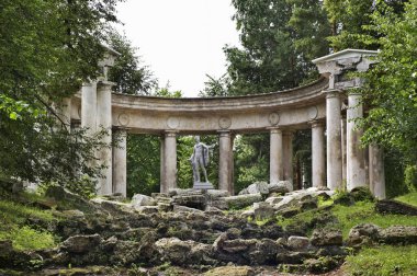 Pavlovsk Sarayı 'ndaki Apollo Colonnade ve Saint Petersburg yakınlarındaki Park Ensemble. Rusya