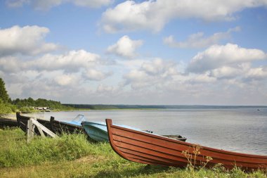 Morshchikhinskaya köyündeki Lyokshmozero Gölü. Kargopolsky Bölgesi. Arkhangelsk Oblastı. Rusya