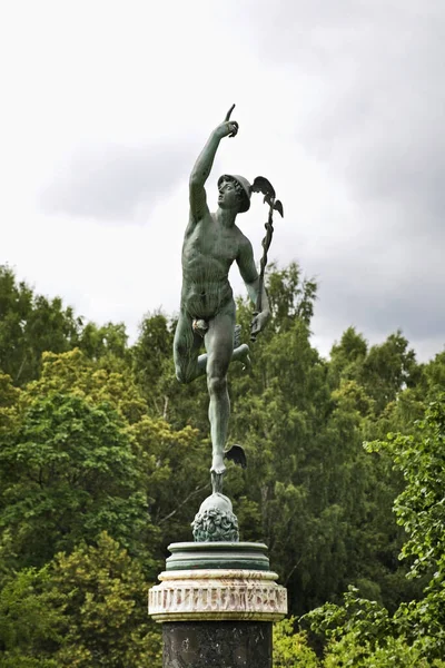 Pavlovsk Sarayı 'ndaki Mercure heykeli ve Saint Petersburg yakınlarındaki Park Ensemble. Rusya