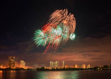 Yuzhnoye Butovo Bölgesi 'nde (Güney Butovo) havai fişek gösterisi. Moskova. Rusya.