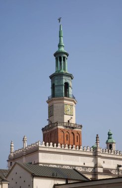 Poznan 'daki Old Market Meydanı' nda belediye binası. Polonya
