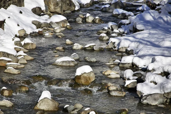 Kampın yakınındaki derede. Andorra.