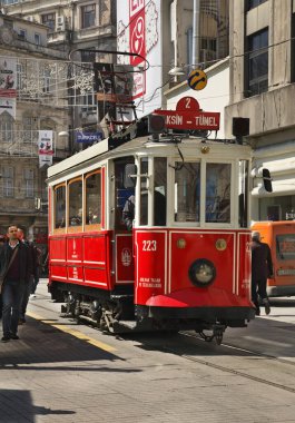 İstanbul 'daki Istiklal Bulvarı' nda tarihi tramvay. Türkiye