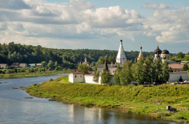 Staritsa 'daki Kutsal Dormition Manastırı. Tver Oblastı. Rusya