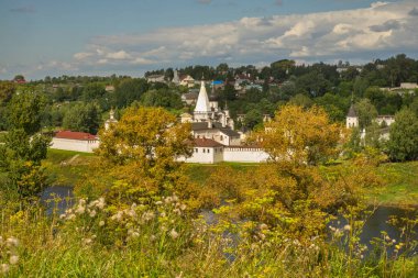 Staritsa 'daki Kutsal Dormition Manastırı. Tver Oblastı. Rusya
