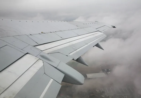 Самолеты Взлетают Аэропорту Варшавы Польша — стоковое фото