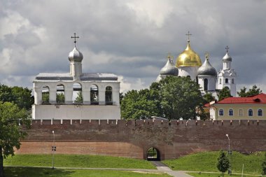 Büyük Novgorod 'daki (Veliky Novgorod) Aziz Sophia Katedrali' nin çan kulesi. Rusya