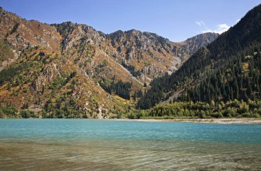 Issyk Gölü manzarası. Kazakistan