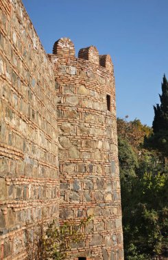 Tiflis 'in Metekhi bölgesindeki eski kule. Georgia