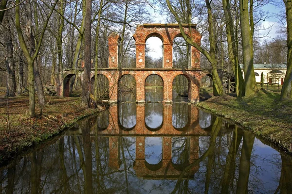 Ruinas Del Acueducto Parque Arkadia Condado Lowicz Polonia — Foto de Stock