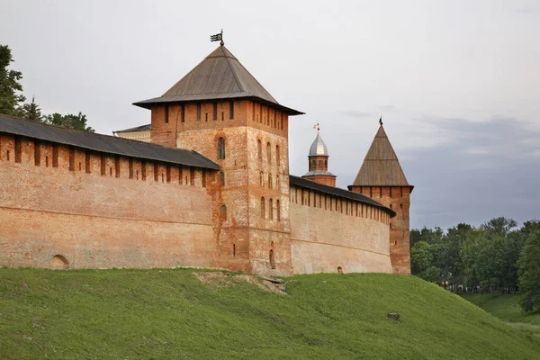 Zlatoust, Kokui ve Büyük Novgorod 'daki şefaat kulesi (Veliky Novgorod). Rusya