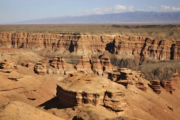 Ulusal Park Sharyn Kanyonu (Kaleler Vadisi). Kazakistan