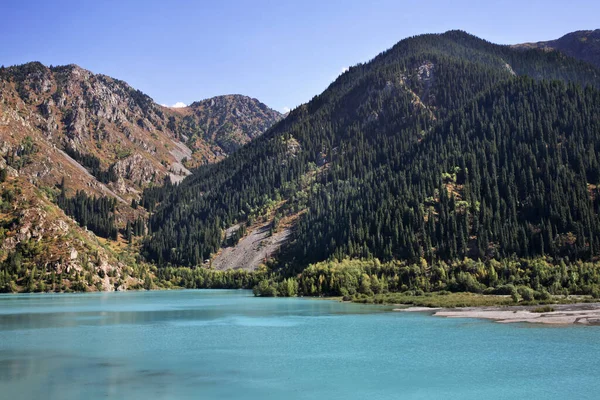 Issyk Gölü manzarası. Kazakistan