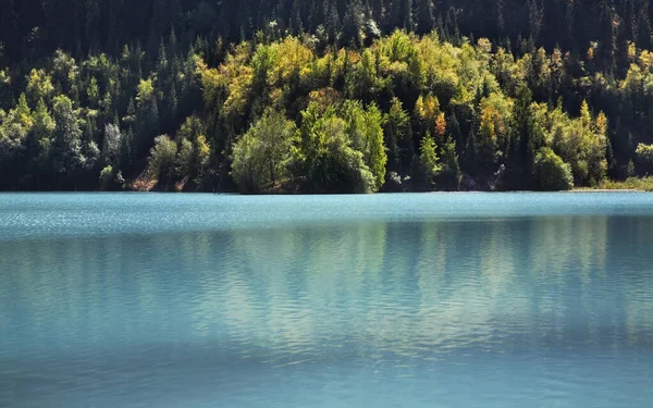 Issyk Gölü manzarası. Kazakistan