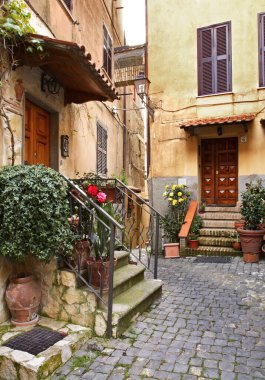 Nemi 'deki eski avlu. Lazio bölgesi. İtalya