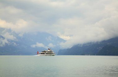 Interlaken 'deki Brienz Gölü. İsviçre