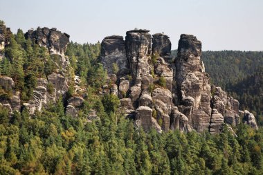 Bastei, Rathen köyü yakınlarındaki Elbe kumtaşı dağlarında. Sakson İsviçre Ulusal Parkı. Almanya
