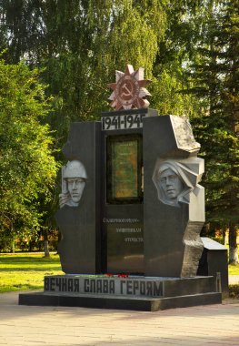 Solnechnogorsk 'taki Büyük Vatanseverlik Savaşı' nda (Sunny Mountain Town) hayatını kaybeden Solnechnogorsk Kahramanlarının Ebedi Zaferi anıtı. Rusya