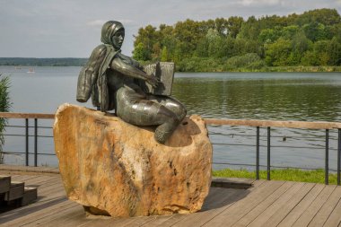 Solnechnogorsk 'taki Senezh Gölü (Sunny Mountain Town) seti üzerinde düğmeli akordeonlu deniz kızı heykeli. Rusya
