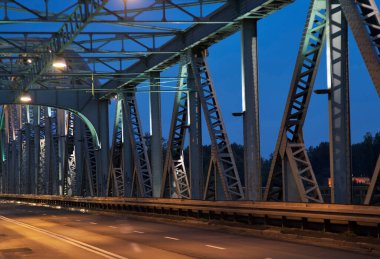 Torun 'daki Jozef Pisudski köprüsünün görüntüsü. Polonya