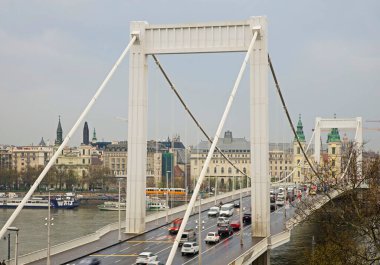 Elisabeth köprüsü Budapeşte 'de Tuna Nehri üzerinde. Macaristan