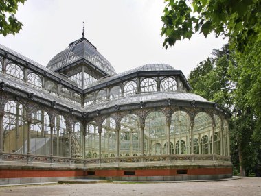 Madrid 'deki Buen Retiro Parkı' nda (Pleasant Retreat Parkı) Kristal Saray (Palacio de Cristal). İspanya