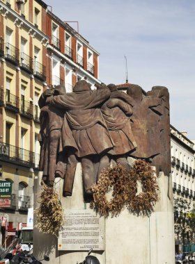 Madrid 'deki Anton Martin Meydanı' nda öldürülen avukatlar için bir anıt. İspanya