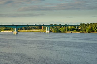 Yaroslavl 'daki Volga nehri üzerinde Ekim köprüsü. Rusya