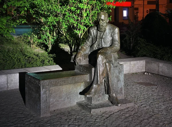 Bank Von Jozef Ignacy Kraszewski Auf Dem Platz Der Freiheit — Stockfoto