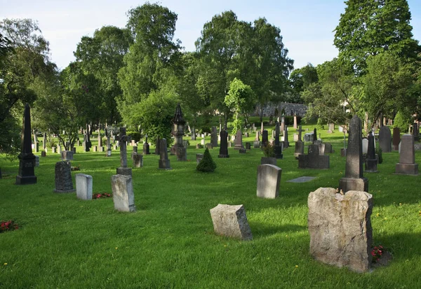 私たちの救い主の墓地 オスロの遠いフレッサーズの墓 ノルウェー — ストック写真