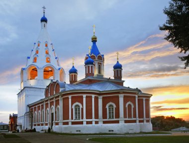Katedral çan kulesi ve Kolomna Kremlin 'deki Tikhvin' in Annesi İkon Kilisesi. Rusya