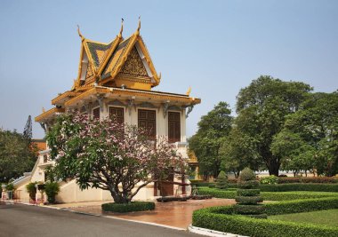 Phnom Penh 'deki Kraliyet Sarayı' nda (Preah Barum Reachea Veang Nei Preah Reacheanachak Kampuchea) Hor Samran Phirun (Hor Samritvimean). Kamboçya
