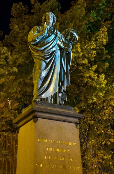 托伦市集广场的尼古拉 哥白尼纪念碑 — 图库照片