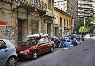 Atina 'daki kamu hizmetleri grevinde çöpler sokaklara döküldü. Yunanistan