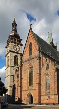Beyaz Kule ve Hradec Krallığı 'ndaki Kutsal Ruh Katedrali. Çek Cumhuriyeti