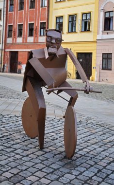 Hradec Kralove 'deki Small Square' de (Erkek namesti) modern heykel. Çek Cumhuriyeti