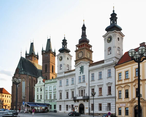 Hradec Kralove大广场 Velke Namesti 的圣灵大教堂 老市政厅和白塔 捷克共和国 — 图库照片