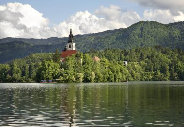 Bled Gölü manzarası. Slovenya