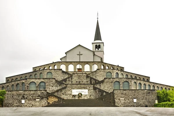 Kościół Pomnik Poległych Włoskich Żołnierzy Nad Caporetto Kobarydzie Słowenia — Zdjęcie stockowe