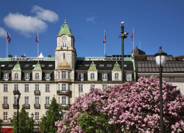 Oslo 'daki Eidsvolls Plass' ta büyük bir otel. Norveç