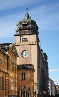 Oslo 'daki Dronningens caddesindeki saat kulesi. Norveç
