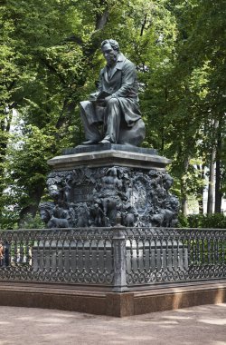 Saint Petersburg 'daki yaz bahçesinde Ivan Krylov anıtı. Rusya