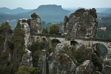 Bastei köprüsü Rathen köyü yakınlarındaki Elbe kumtaşı dağlarında. Sakson İsviçre Ulusal Parkı. Almanya