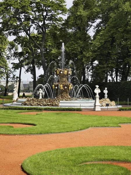 Fontaine Couronne Jardin Été Saint Pétersbourg Russie — Photo