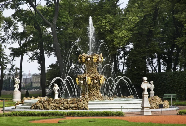 Fuente Corona Jardín Verano San Petersburgo Rusia — Foto de Stock